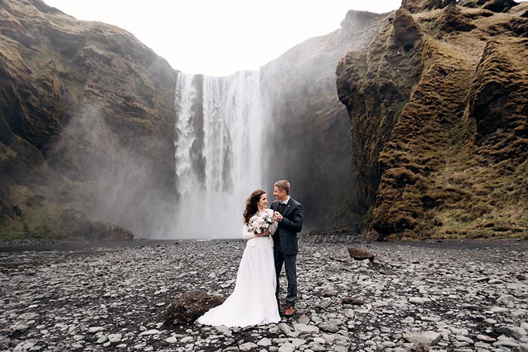 Ehepaar vor Wasserfall